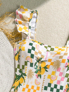 Traje de baño de una pieza con cuello cuadrado, volantes y estampado tropical