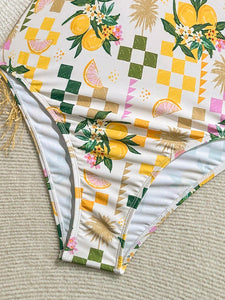 Traje de baño de una pieza con cuello cuadrado, volantes y estampado tropical