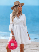 Cargar imagen en el visor de la galería, Vestido mini corto blanco para mujer, estilo boho bohemio romántico y elegante, con encaje, patchwork y mangas acampanadas, para otoño, vacaciones, graduación, concierto, rave y festival