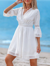 Cargar imagen en el visor de la galería, Vestido mini corto blanco para mujer, estilo boho bohemio romántico y elegante, con encaje, patchwork y mangas acampanadas, para otoño, vacaciones, graduación, concierto, rave y festival
