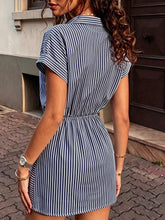Cargar imagen en el visor de la galería, Vestido corto casual estilo preppy para mujer con estampado a rayas azul &amp; blanco y lazo