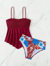 Cargar imagen en el visor de la galería, Conjunto de Tankini elegante para mujer de verano en unicolor rojo con ribete de volantes en el dobladillo y parte superior de tirantes junto con fondo triangular de impresión completa. Traje de baño Tankini.