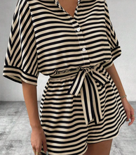 Cargar imagen en el visor de la galería, Mono de cintura con cinturón y estampado a rayas para señoras con mangas murciélago y cierre de un solo botón