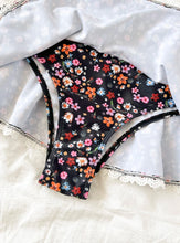 Cargar imagen en el visor de la galería, Conjunto de bikini con estampado floral Ditsy Sujetador delantero con nudo con ribete de volantes y traje de baño de 2 piezas con microfalda de dos capas