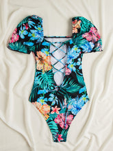Cargar imagen en el visor de la galería, Ba&ntilde;ador una pieza floral tropical    Caribe Beachwear