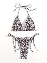 Cargar imagen en el visor de la galería, 👙Bikini con cord&oacute;n lateral tri&aacute;ngulo de leopardo    Caribe Beachwear