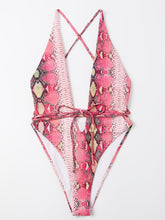 Cargar imagen en el visor de la galería, Ba&ntilde;ador una pieza de cuello profundo con estampado de piel de serpiente    Caribe Beachwear