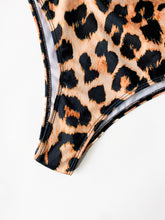 Cargar imagen en el visor de la galería, Ba&ntilde;ador una pieza con cremallera delantera de leopardo    Caribe Beachwear