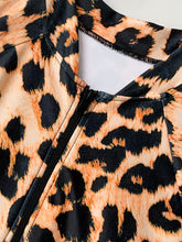Cargar imagen en el visor de la galería, Ba&ntilde;ador una pieza con cremallera delantera de leopardo    Caribe Beachwear